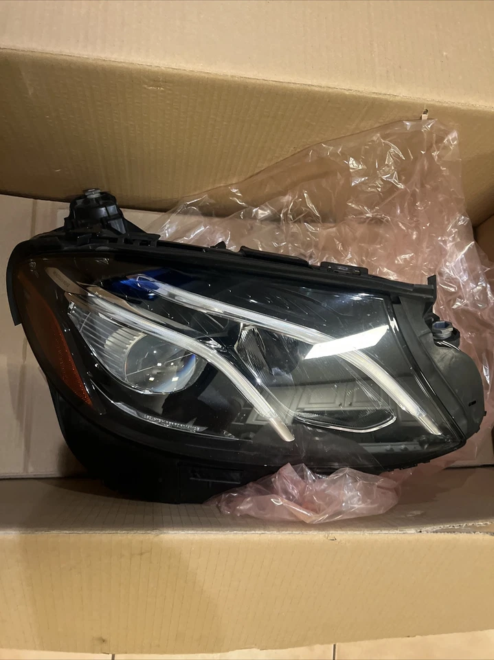 Conjunto de faros originales Mercedes-Benz - derecha 213-906-70-01 Foto 3 de 4