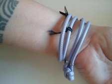 Stock di 17 bracciali simil pelle, perline in vetro e metallo.