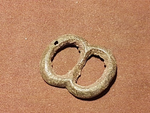 Really nice tiny Tudor figure of Eight bronze buckle Please read description L12