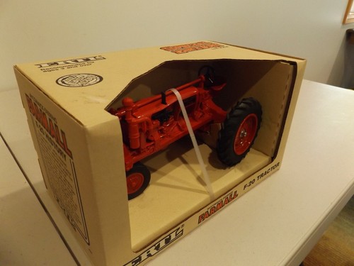 FARMALL F-20 S.E. RED TRACTOR - Picture 2 of 4