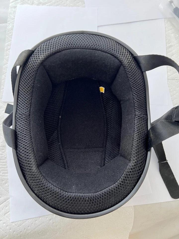 РЕТРО СТАРАЯ ШКОЛА ГЛЯНЦЕВЫЙ ЧЕРНЫЙ 1/2 ШЛЕМ МАЛЕНЬКИЙ НОВЫЙ, НО С НЕКОТОРЫМИ НЕЗНАЧИТЕЛЬНЫМИ ДЕФЕКТАМИ - Изображение 2 из 3