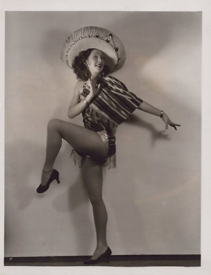 Unknow Actress (1930s)   Seductive Leggy Cheesecake - Vintage Photo K 256
