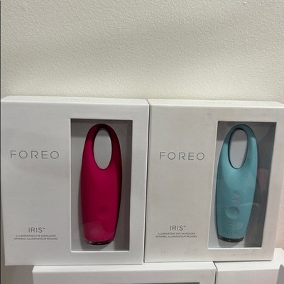 FOREO IRIS Illuminating Eye Massager (Mint or Pink color).