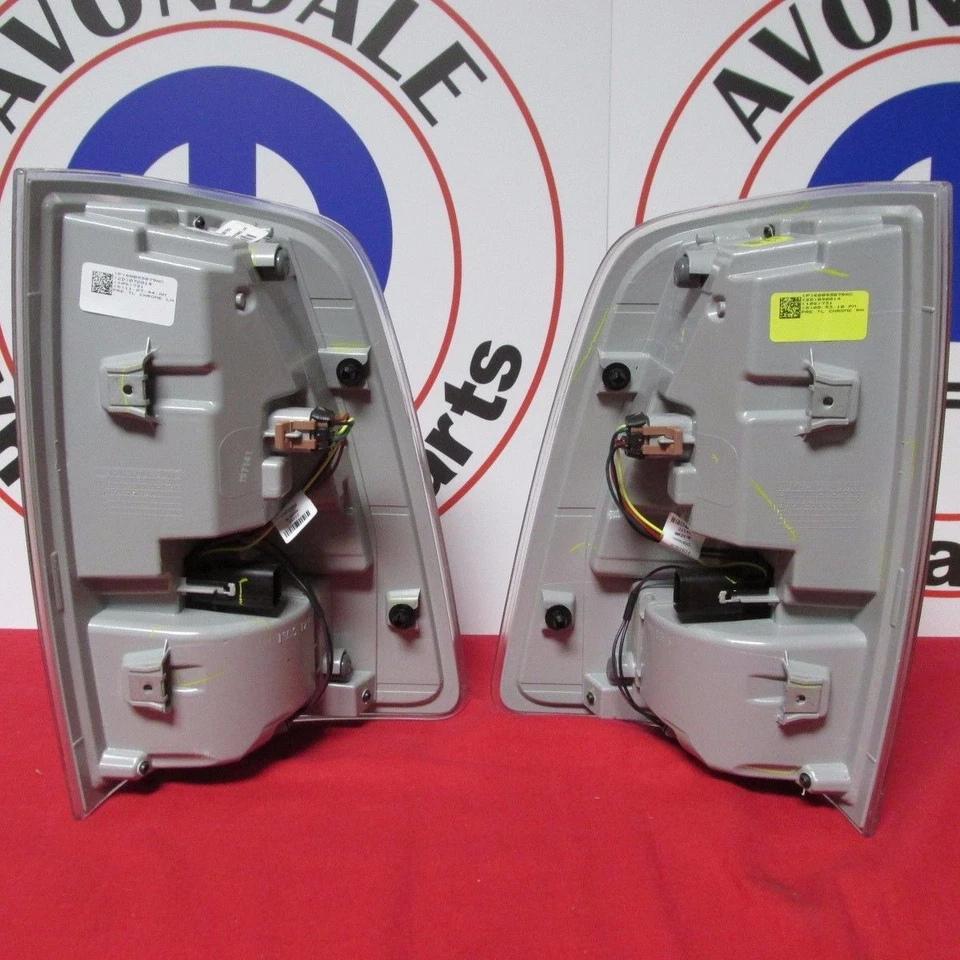 Luz Trasera Dodge RAM Conductor Y Pasajero Cromo Borde Luz Trasera NUEVA OEM MOPAR Foto 2 de 4