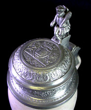 - antiker gekämmter MASSKRUG mit Zinndeckel ZUNFT BRAUER - Daumenrast Gambrinus