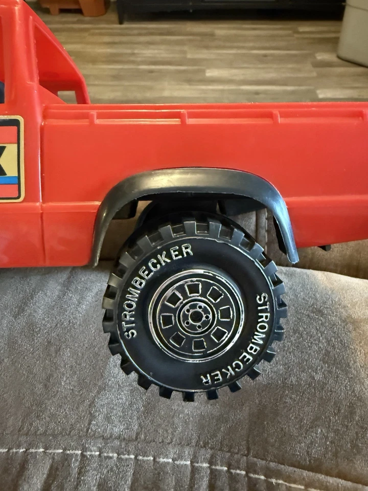 Vintage Strombecker Nissan King Kab 4x4 Pick Up Truck Made N USA Red 17" Plastic - Image 4 of 4