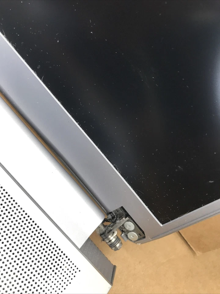 MSI Creator 17 A10SGS 17.3" i7-10875H 2.3GHz 32GB RTX 2080 SUPER 8GB Sin Unidad/S Foto 3 de 4