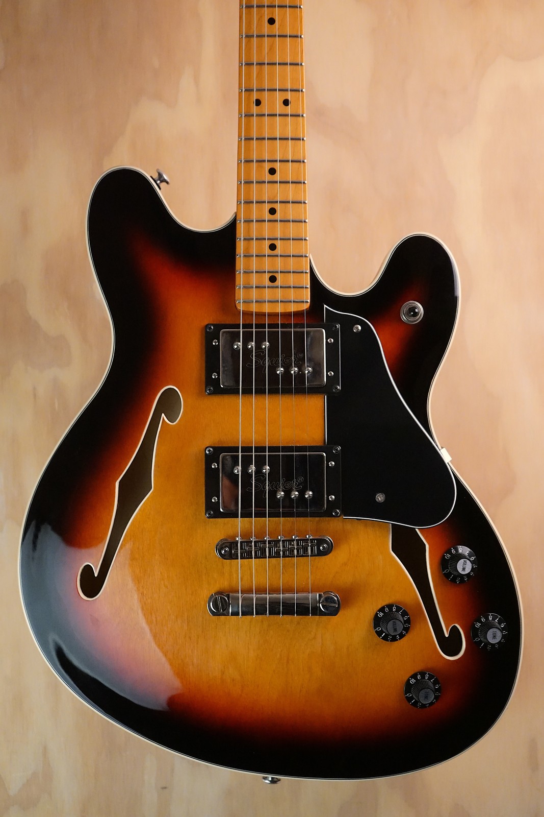 Squier Classic Vibe Starcaster 3-Tone Sunburst Semi-Hollow Electric Guitar VGC