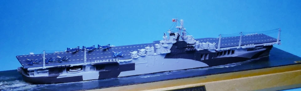 Schiffsmodell SPIDERNAVE "USS Essex", (SN-NT T1310 V), 1:1250, in Vitrine - Bild 4 von 4