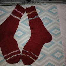 Selbstgestrickte Schurwollsocken Dunkelrot Gr...