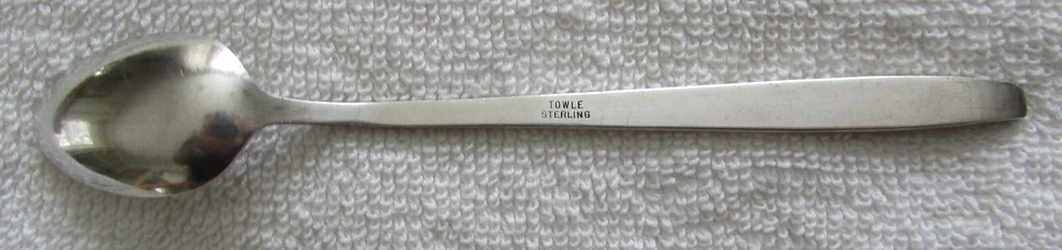Cuchara de alimentación colonial lisa de plata esterlina para bebés Foto 2 de 2