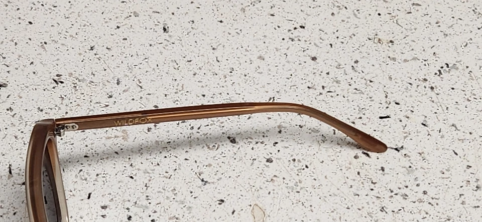 Lentes negras Wildfox Parker Biege Frames usadas de uso pesado Foto 4 de 4