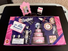 Barbie Mattel PRETTY TREASURES Wedding Set CAKE Dishes BNIB Frame 1995