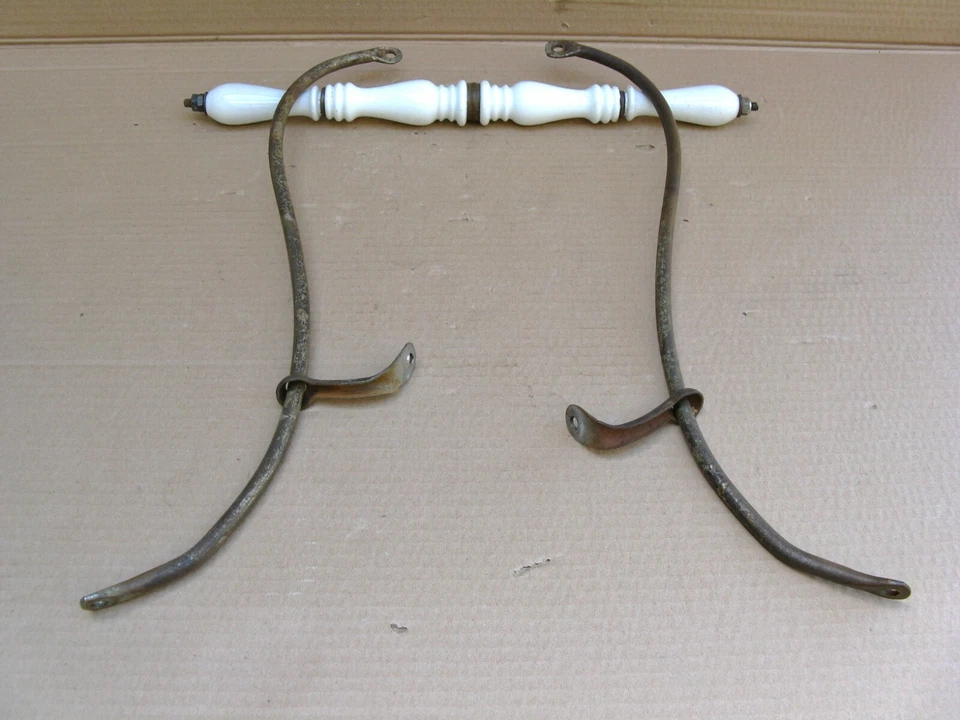 Ancienne poignée porcelaine avec fixations d'un grand landau pour restauration - Photo 2/4