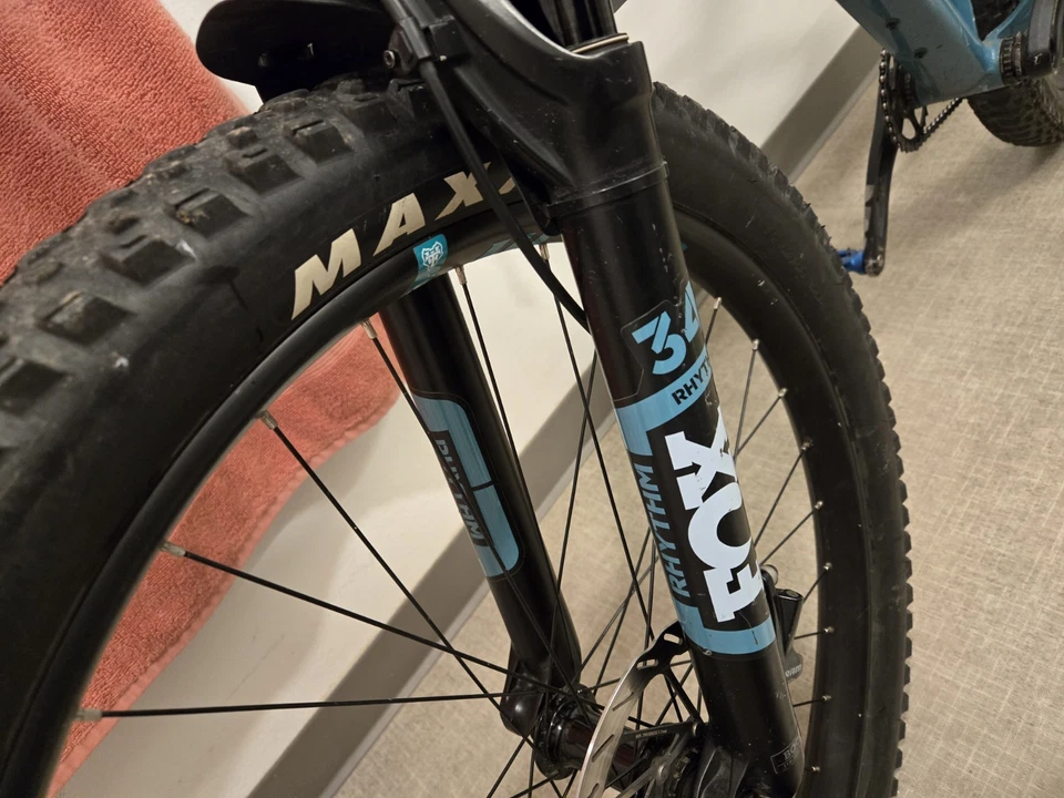 Santa Cruz Chameleon  Mountain Bike Tiel 27.5 Inch Tires - Image 3 of 4