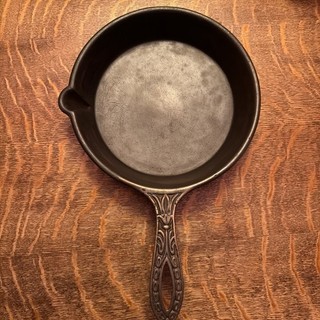 Gate Mark Fancy Tulip Handle Single Spout Cast Iron Skillet Wobble NO RESERVE