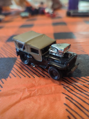 MILITARY MUSCLE MACHINES DIE CAST ADULT COLLECTABLE 42 JEEP