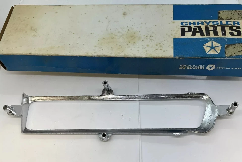 1969 Chrysler New Yorker Newport moldura de lente de canto direito 2930108 novo na caixa - Imagem 3 de 4