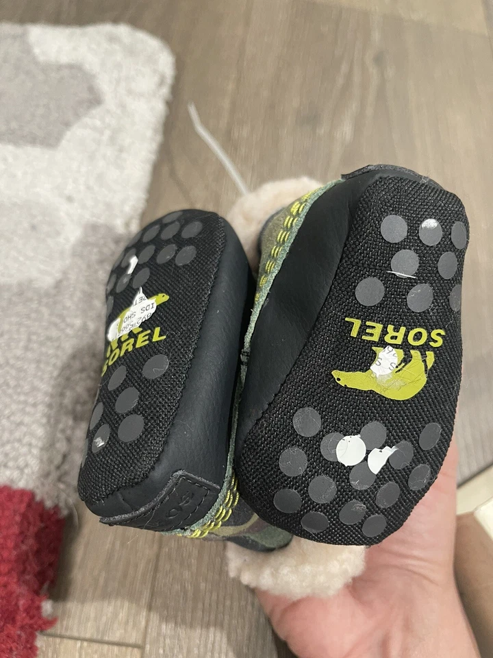 Bota Sorel Infantil Caribootie Sin Concha Talla 1 M EE. UU. Infantil Color Musgo Oscuro Foto 4 de 4