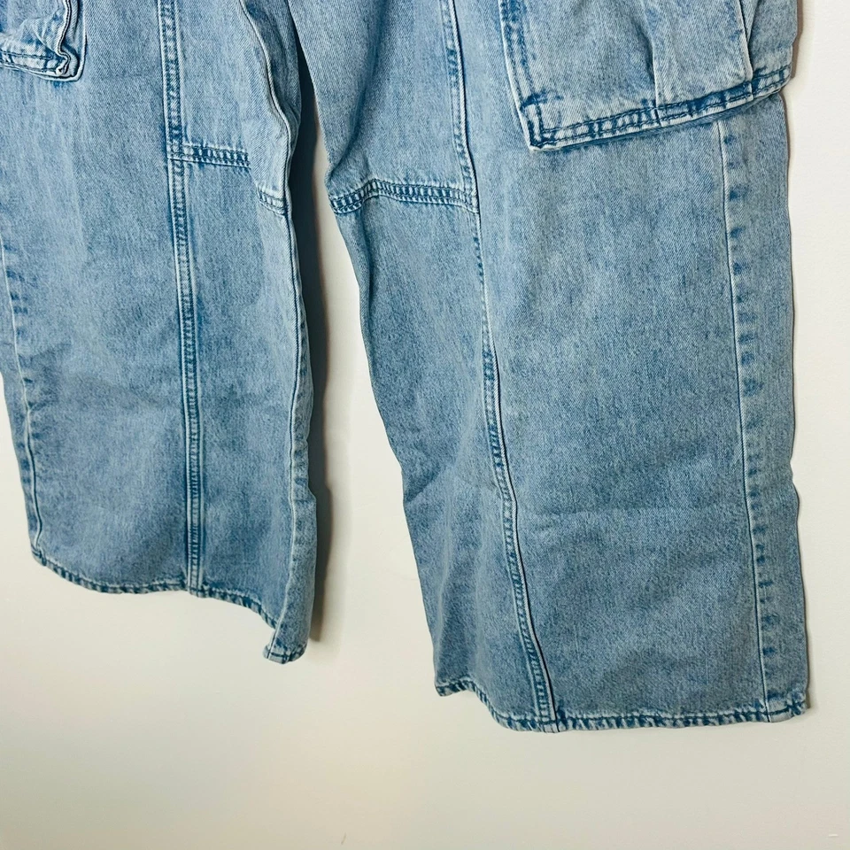 Pantalones de mezclilla cargo resistentes incorporados holgados de tiro alto Old Navy talla 20 Plus lavado ligero Foto 4 de 4