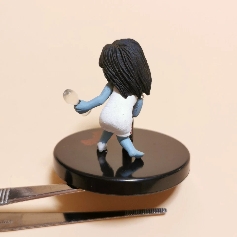 Takara GHOST ZOMBIE DAMA BEBEDOR DE VINO 1.5" Figura Juguete Extraño Descuidado de los Muertos Foto 3 de 4