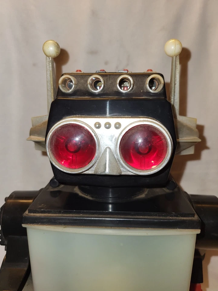 VINTAGE OLD BATTERY-OPERATED PLASTIC TOY SATERN TV ROBOT COLLECTIBLE TOY 1970 - Image 2 of 4
