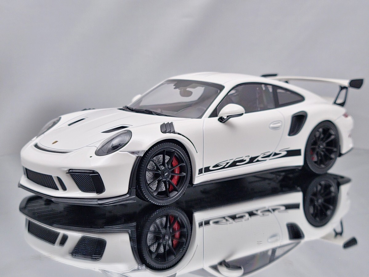 Minichamps Porsche 911 (991.2) GT3 RS 2019 991 II White with Minichamps Porsche 911 (991.2) GT3 RS 2019 991 II White with