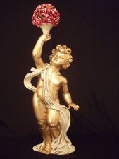 STATUA ANGELO PUTTO CON BOUTIQUE ROSE IN CERAMICA AVORIO FOGLIA ORO E CRISTALLI