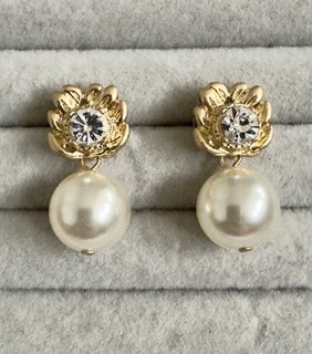 Oscar De La Renta gold plated earrings. Authentic. Never worn.