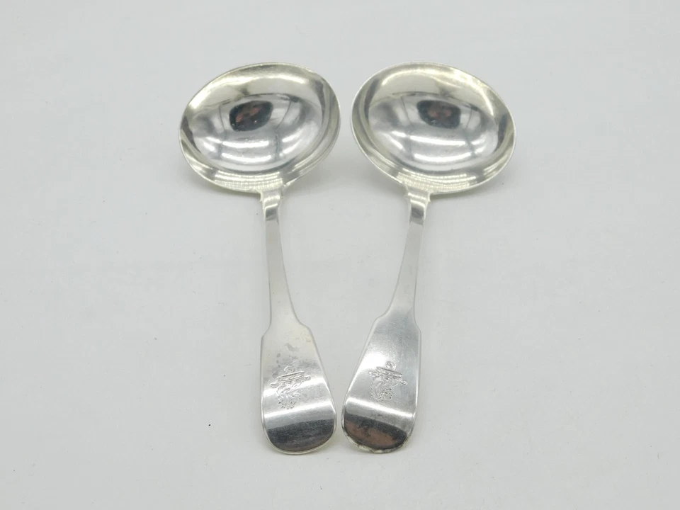 Par de cucharones de salsa con cresta de león irlandeses de plata esterlina de Jorge IV antiguos de Dublín 1825 Foto 2 de 4
