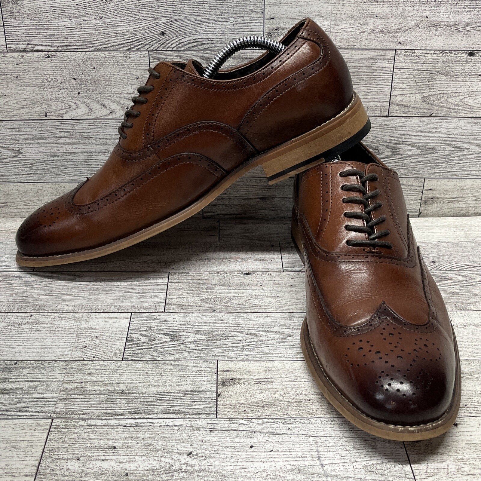 SAOLA Stacy Adams Dunbar Cognac Wingtip Oxford 25064 221 Uomo Taglia 8M