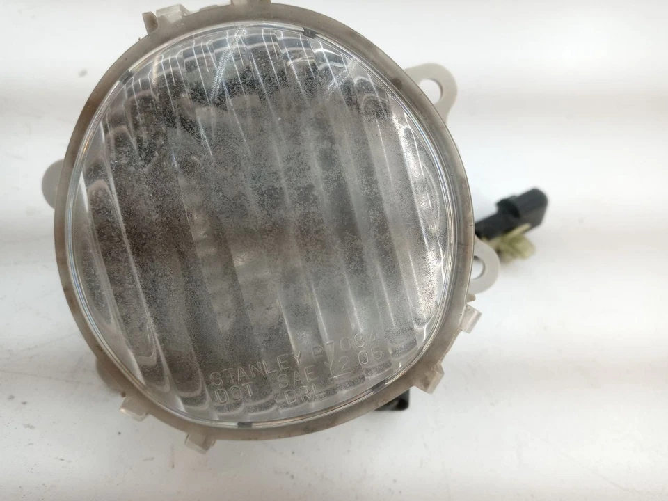 06-08 MITSUBISHI OUTLANDER LUZ ANTINIEBLA OEM USADO PROBADO Foto 2 de 4