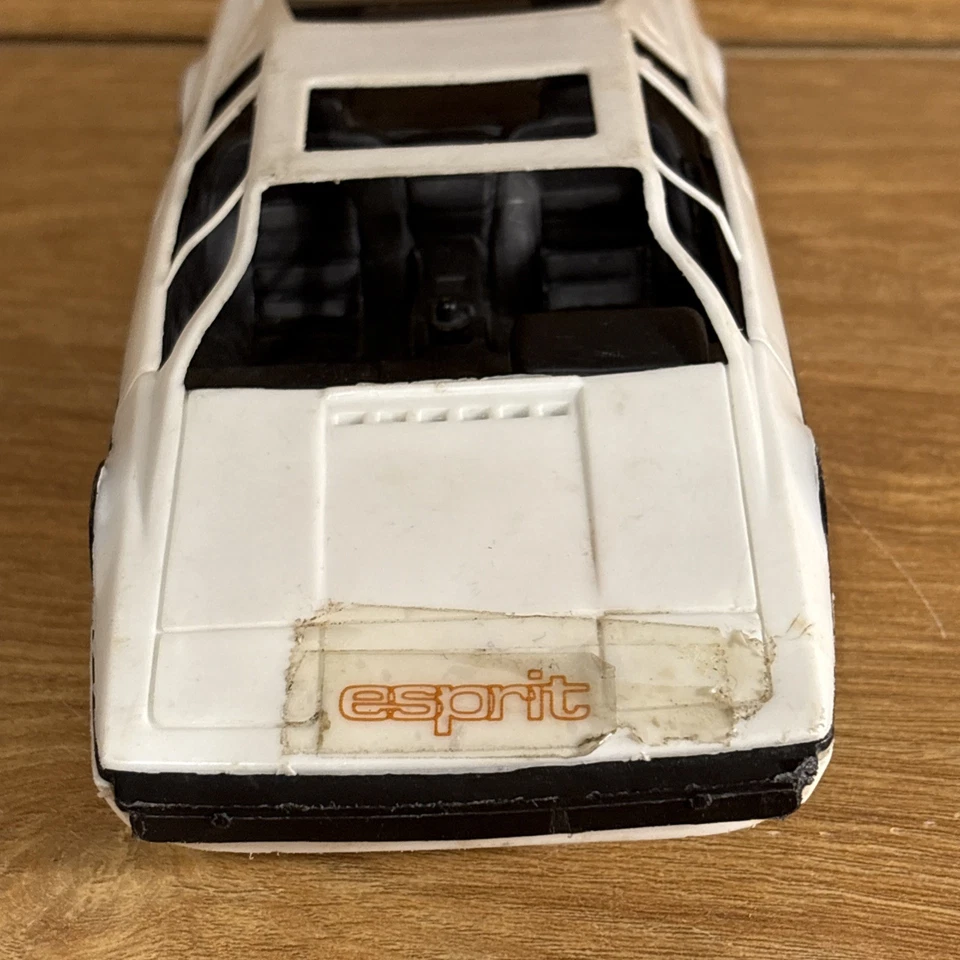1/20 Scale Vintage Testors #1022 Lotus Esprit – White Plastic Rolling Car – Slig - Image 2 of 4
