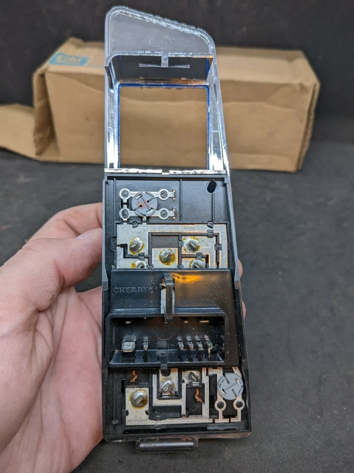 Oldsmobile Cutlass Supreme 1988-89 placa de interruptor de bloqueo de espejo retrovisor ventana delantera derecha Foto 3 de 4
