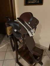 Sella Western, sintetica, leggera e confortevole con seggio imbottito. 