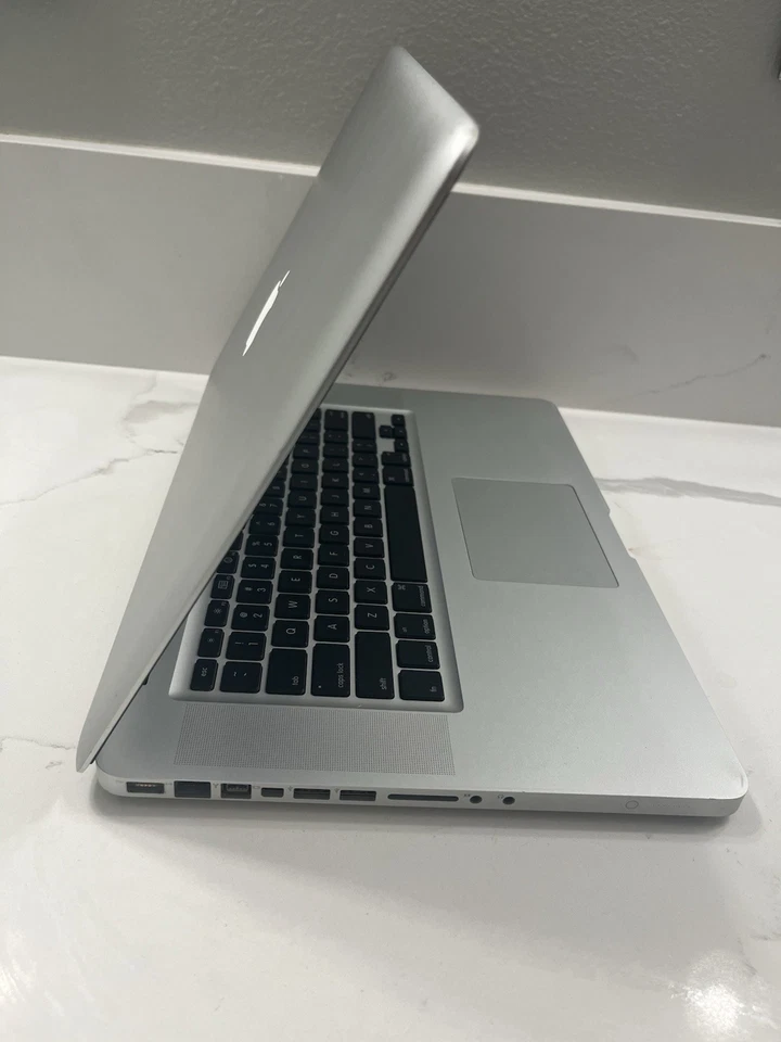 Apple Macbook Pro 15” (core 2 Duo, 4gb Ram, 250gb Hdd)- macOS -Low Battery Cycle - Image 4 of 4