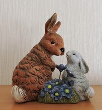 Goebel Hase - großer Jahreshase 2015 mit blauvioletten Leberblümchen  - OVP