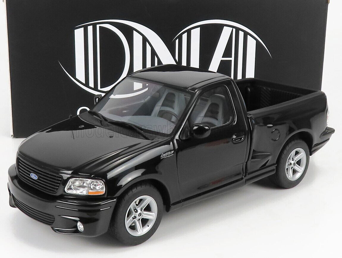 Ford F-150 SVT Lightning 2003 réplique noire pour revivre la légende des circuits américains
