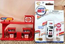 2pcs 90s Pepsi PEPSICO GOLDEN WHEEL DIECASTING RACE CAR #77 &2SIGNS+ GAS STATION