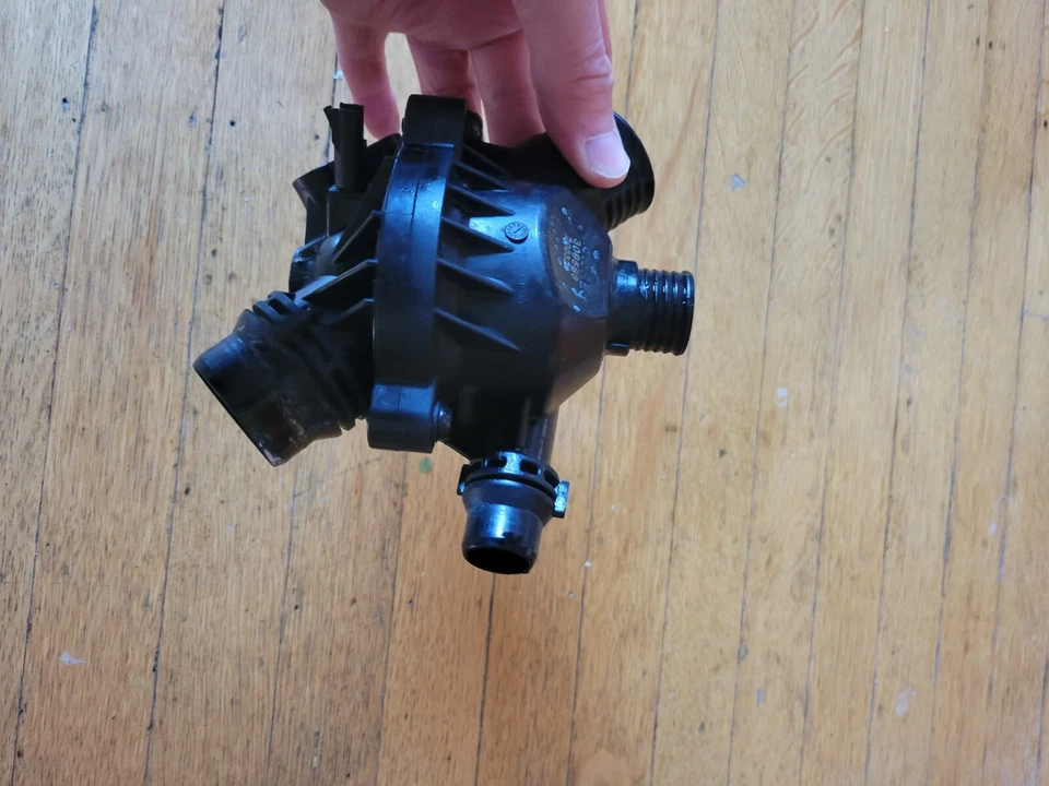 Termostato de refrigerante de motor / Conjunto de salida de agua - Termostato integrado Carcasa Foto 3 de 4