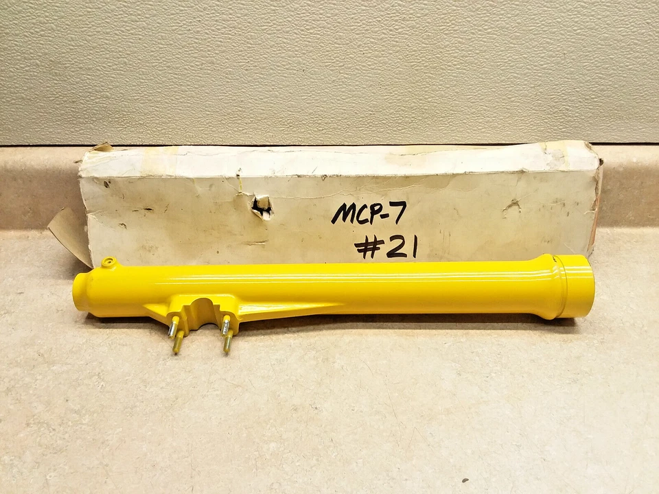 复古 NOS 1983 铃木 RM125 右下叉管 #51130-14140-163 MCP-7 #21 — 第 2/4 张图片