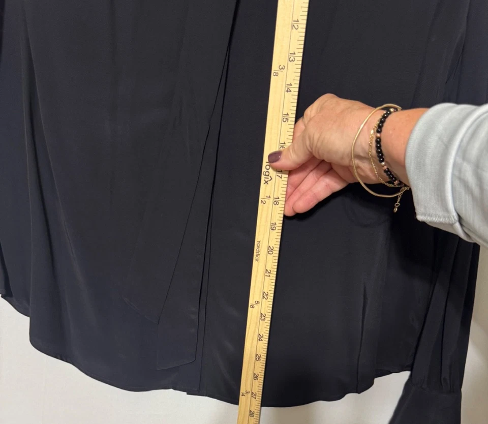 Blusa The Limited com botões preta tamanho grande - Imagem 4 de 4