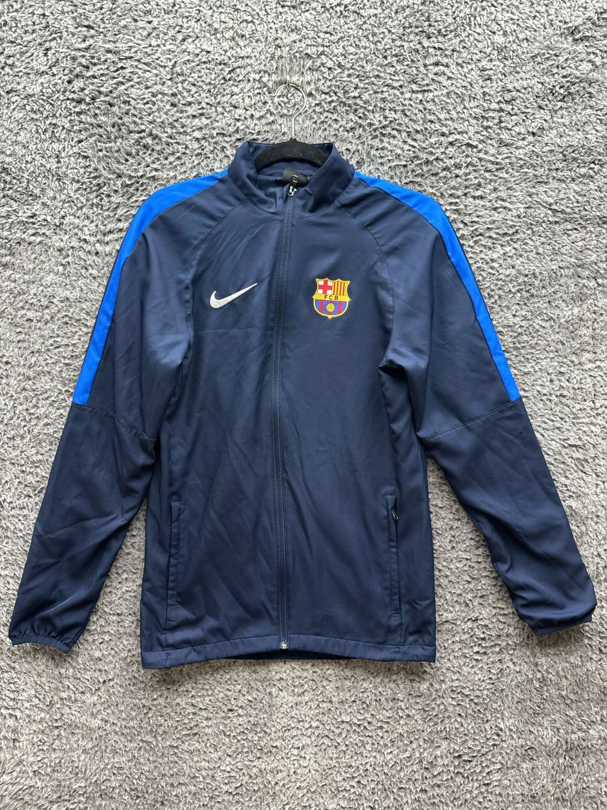 SACAI X NIKE Giacca Nike Shield FC Barcelona allenamento finto collo con cappuccio blu navy uomo taglia M