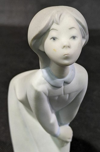 Lladro Girl Figurine - Lean In For A Kiss - # 4873 - Picture 2 of 5