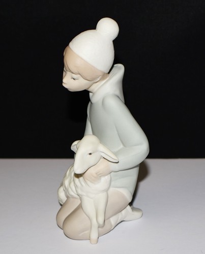 Lladro “Shepherd with Lamb” 5.75” Matte Boy Figurine #4676 – Children’s Nativity - Picture 2 of 6