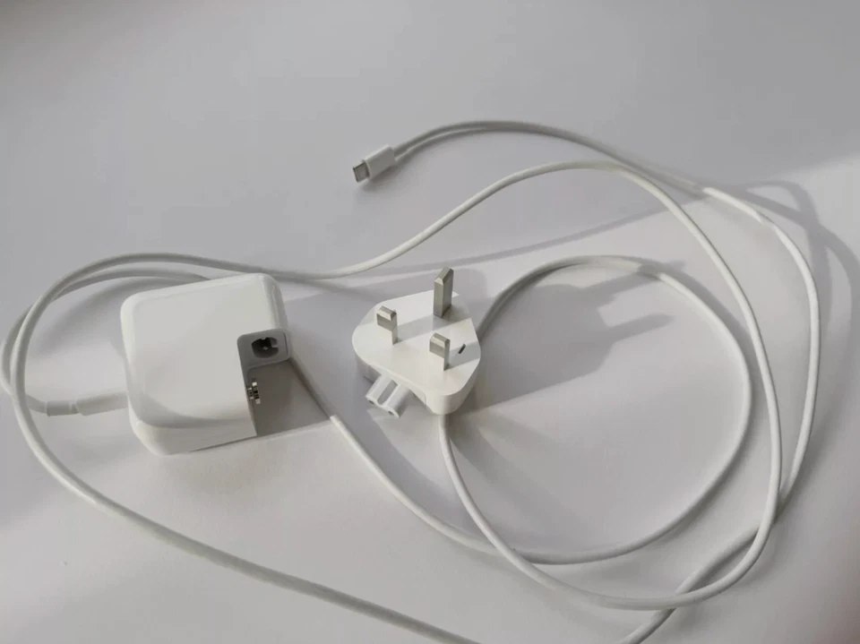 2018 MacBook Air 13"  (i5@1.6Ghz/8GB/128GB/330 battery) -Grey -Warranty - MINT! - Image 4 of 4