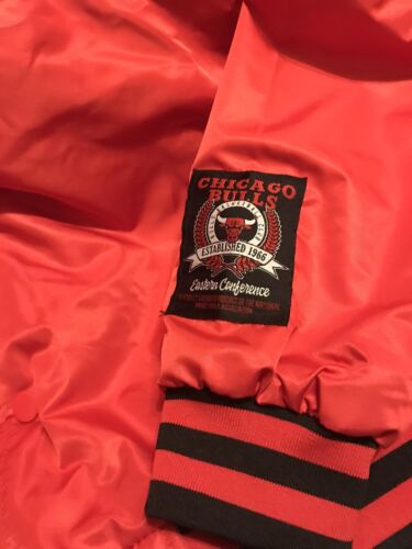Chaqueta Roja Chicago Bulls Clásica Satén Años 80’s Retro Conferencia Este XL Nueva con Etiquetas - Imagen 3 de 11