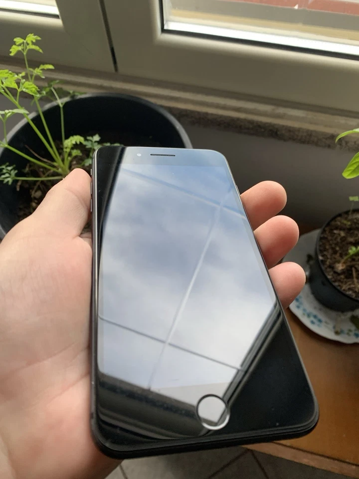 Apple iPhone 8 Plus - 64 GB - Grigio Siderale  (Sbloccato) - Immagine 3 di 4