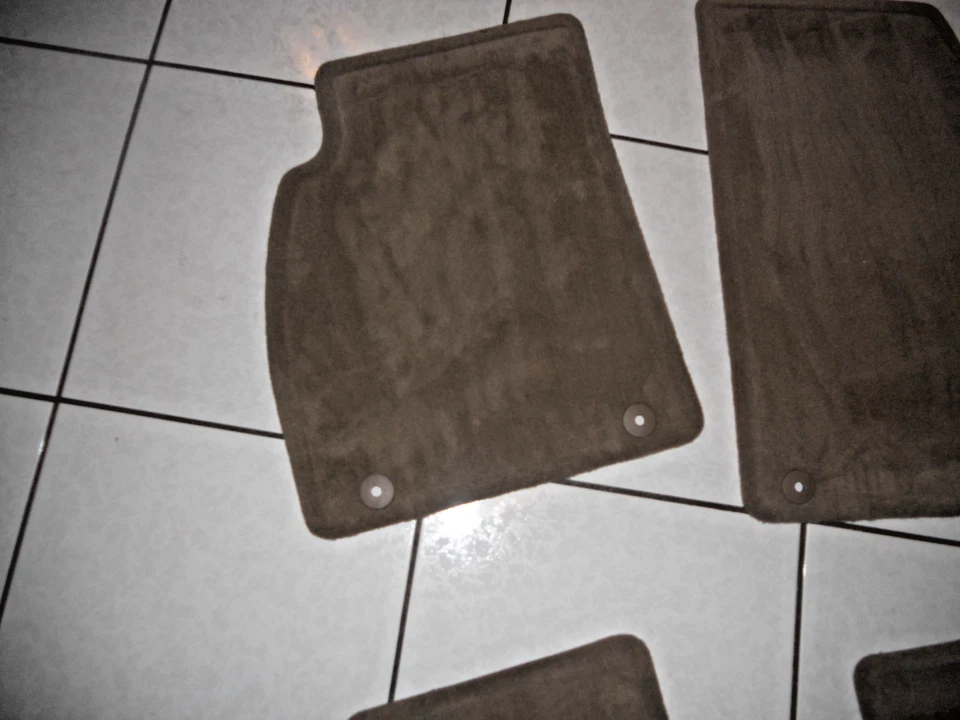 Alfombrillas delanteras y traseras OEM GM de 4 piezas beige para Buick LaCrosse 2012-2015 Foto 2 de 4