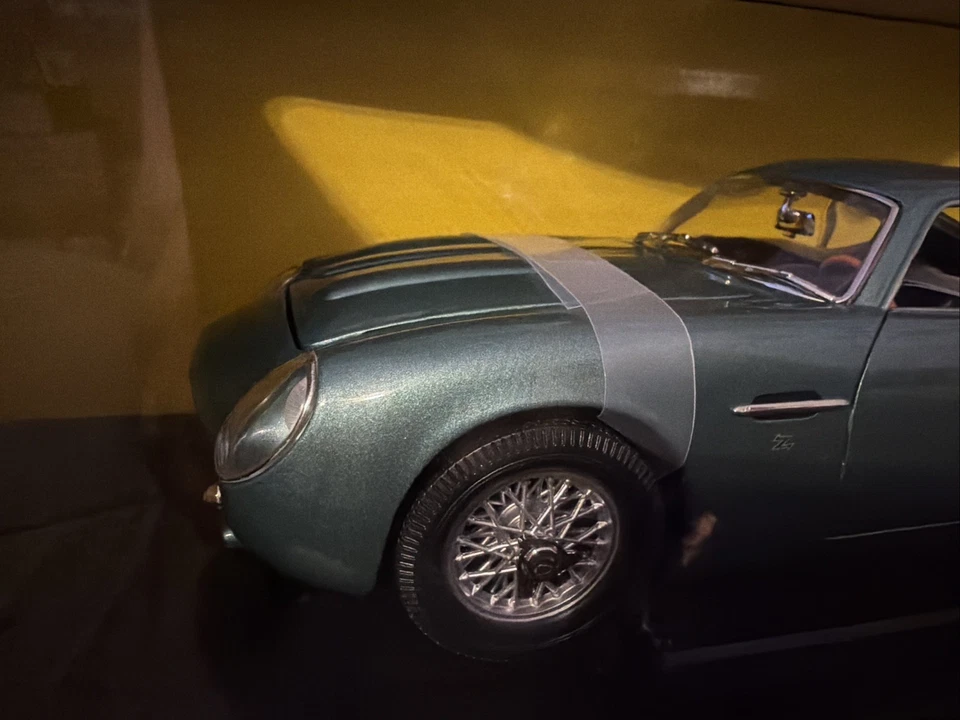ROAD SIGNATURE 1961 ASTON MARTIN DB4GT Zagato 1:18 Scale Diecast Model GREEN - Image 4 of 4